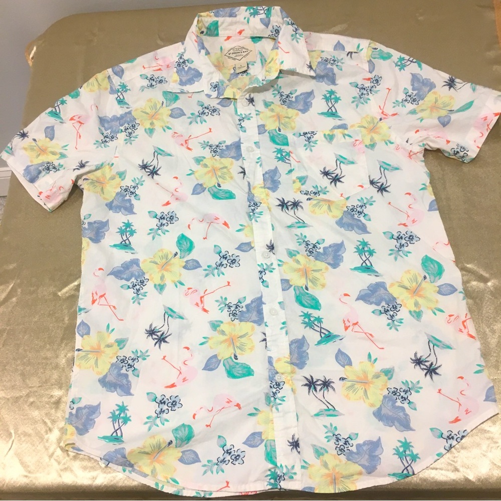St. John’s Bay Hawaiian Tropical Button up shirt, perfect for vacation! Large